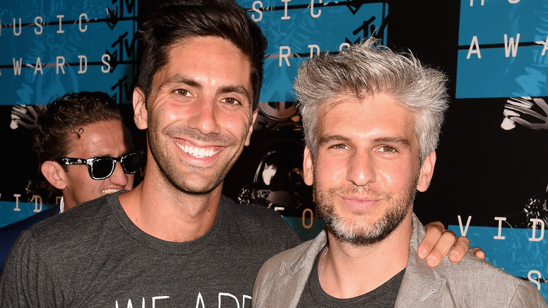 nev schulman arm around max joseph at mtv video music awards